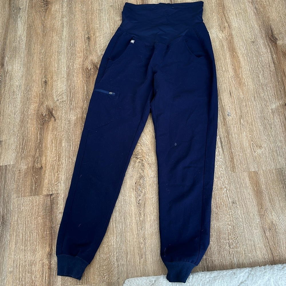 Fig’s maternity scrub pants